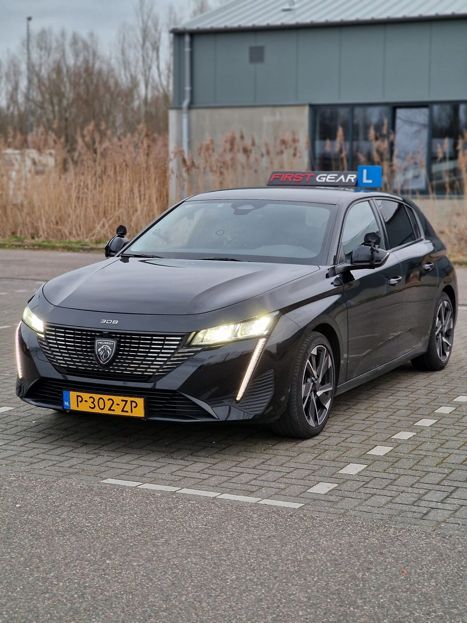 De lesauto van Rijschool First Gear.